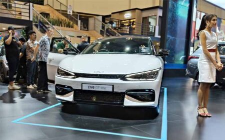 Kia Electric Cars Shine as Official Vehicles at Jakarta Running Fest 2024 KIA EV6 at GIIAS2024 autoini