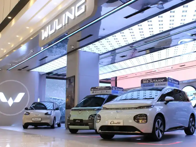 Wuling Resmikan Showroom Pertama di Pusat Perbelanjaan di AEON Mall Cikarang Wuling Motors opens its first showroom in a shopping center at AEON Mall Cikarang, offering a modern car-buying experience - autoini