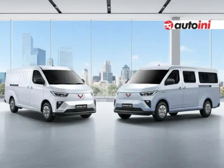 Wuling Mitra EV Minibus and Blind Van parked side by side