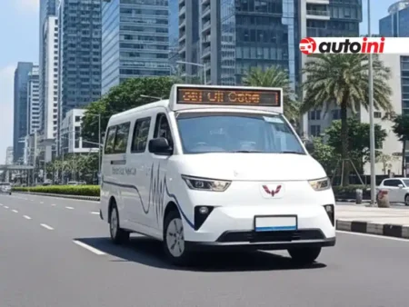 Wuling Mitra EV electric van operating with TransJakarta